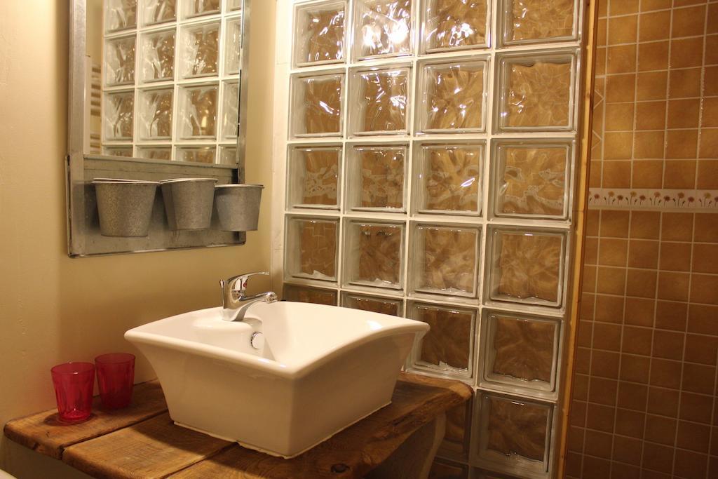 La Bicyclette Fleurie Bed and Breakfast Villemoirieu Habitación foto